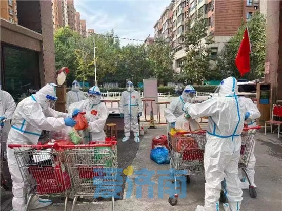 “大白”化身配送员济南各区县全力保障百姓“柴米油盐”充足