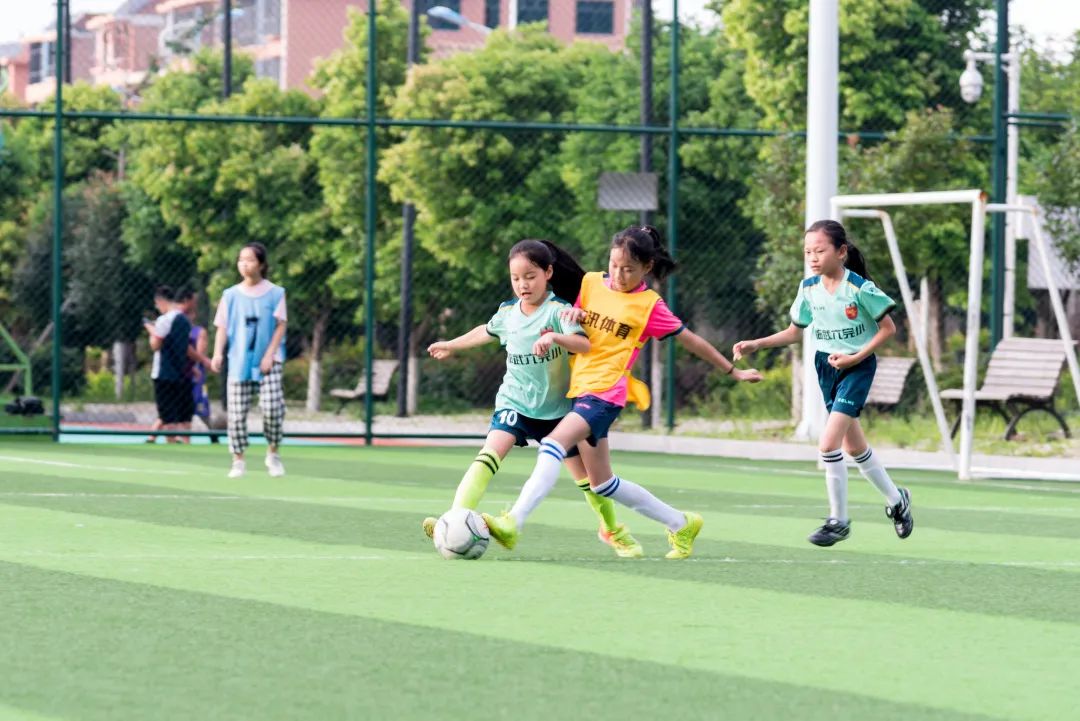 代表中国出战国际决赛的小男孩,中国足球小将集结出征西班牙