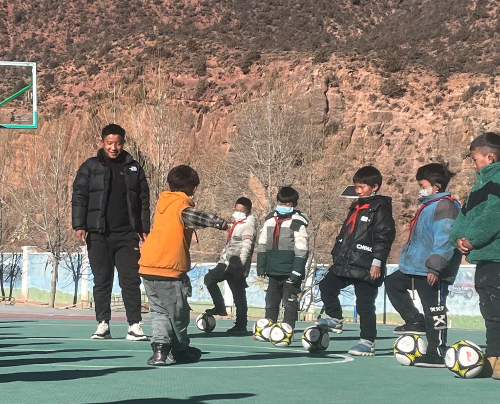 追光｜除了赚钱养家，山里的爸爸们还能修足球场