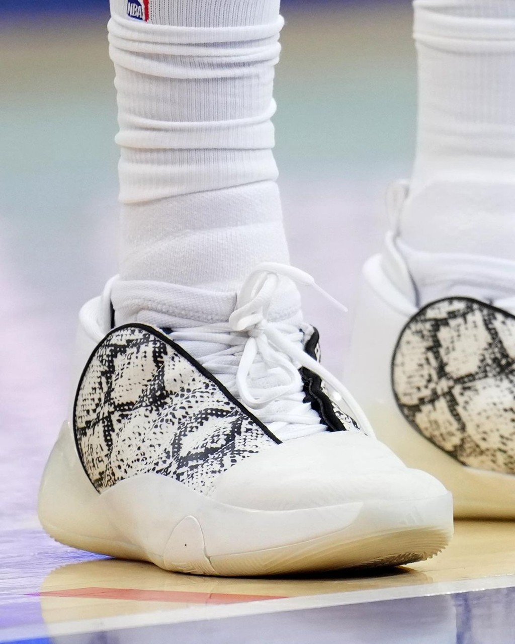 塔克最新上脚比赛球鞋,塔克上脚kobe3