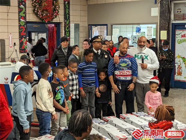 美国大费城华人餐馆协会向当地社区赠送圣诞礼物
