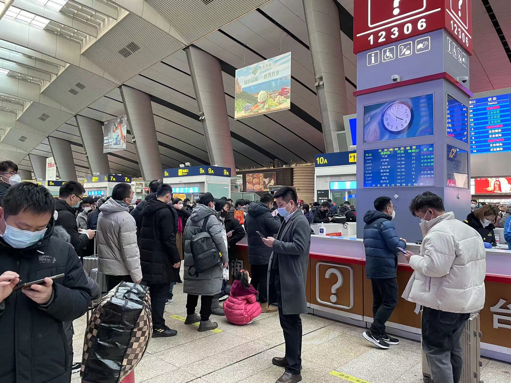 实探：爆满的火车站！候车室人声鼎沸，有人提前4小时到，“买不到票就拼车回家”