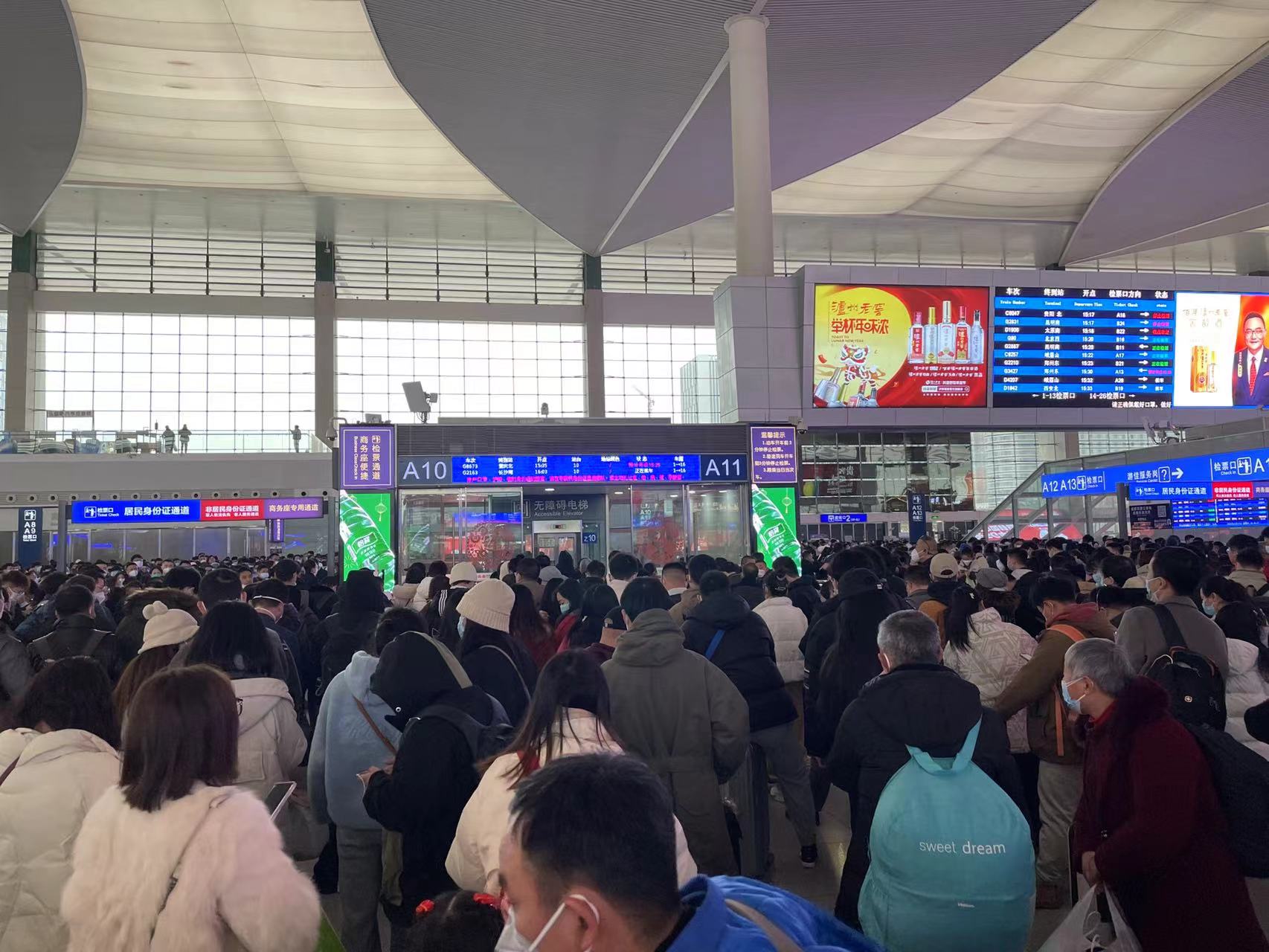 实探：爆满的火车站！候车室人声鼎沸，有人提前4小时到，“买不到票就拼车回家”