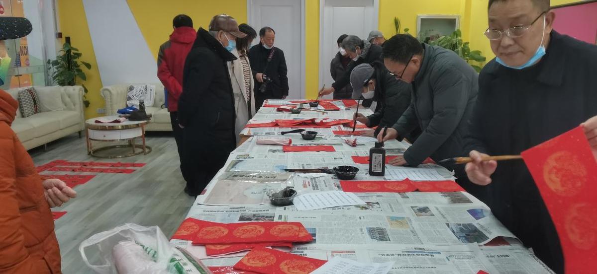 喜迎新春年味浓挥毫泼墨送春联,新时代文明实践新春送春联活动