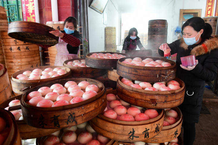 特色年夜饭畅销餐桌上的年味浓,一桌年夜饭成为游子们家的味道