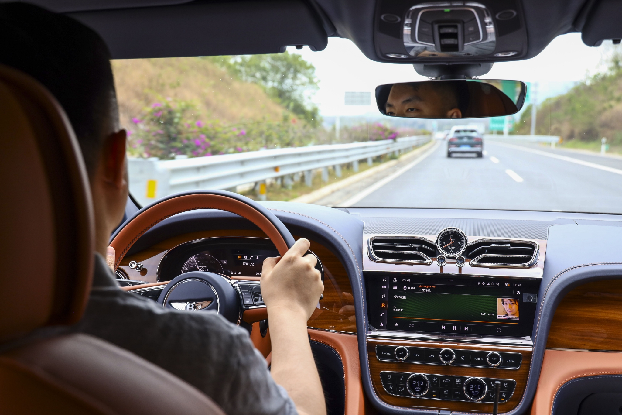 宾利添越bentaygaspeed,2023款宾利添越4.0黑武士落地价