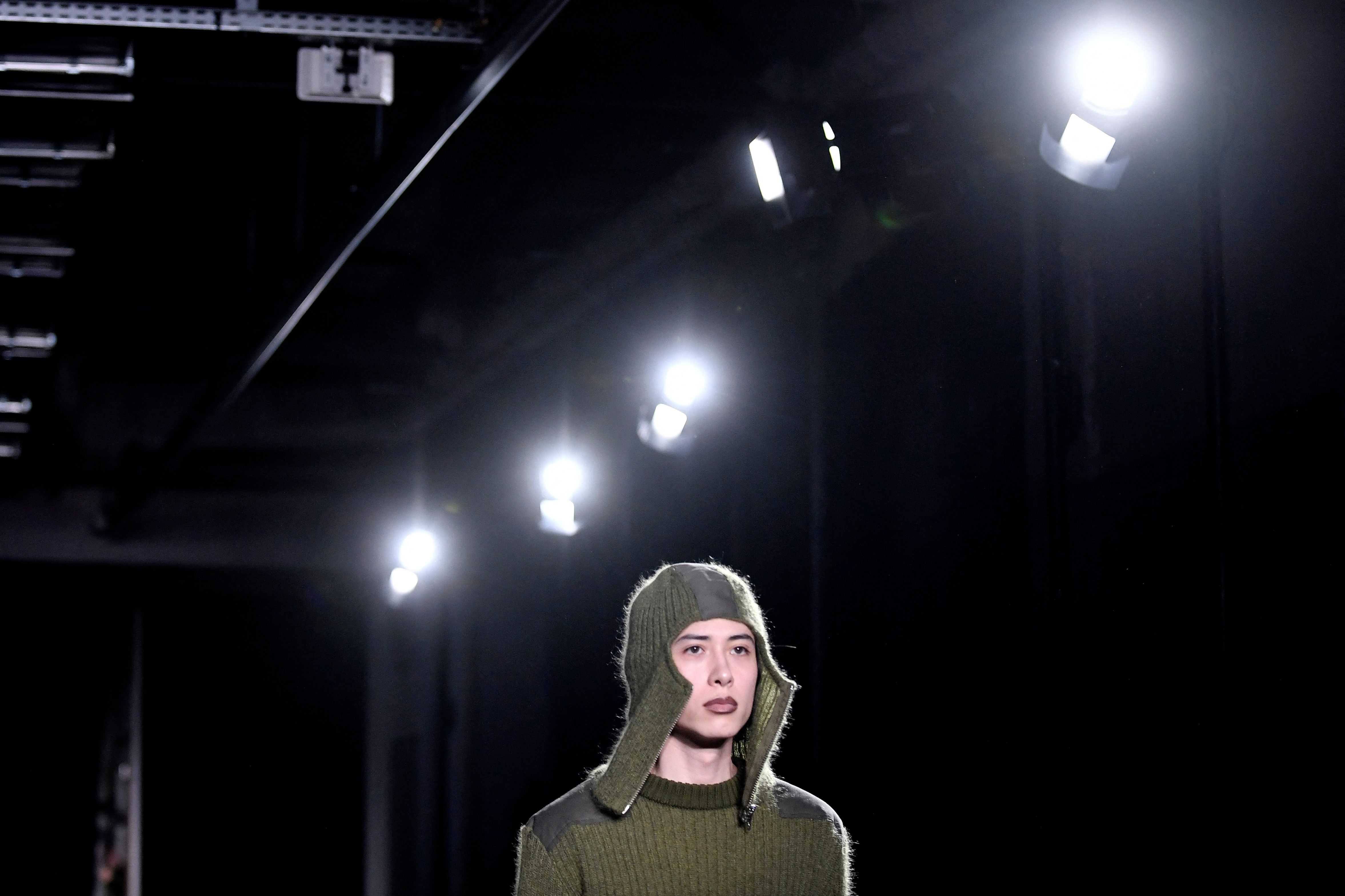 2018夏季国际时装周晚礼服t台秀,时装周红色冬季搭配走秀