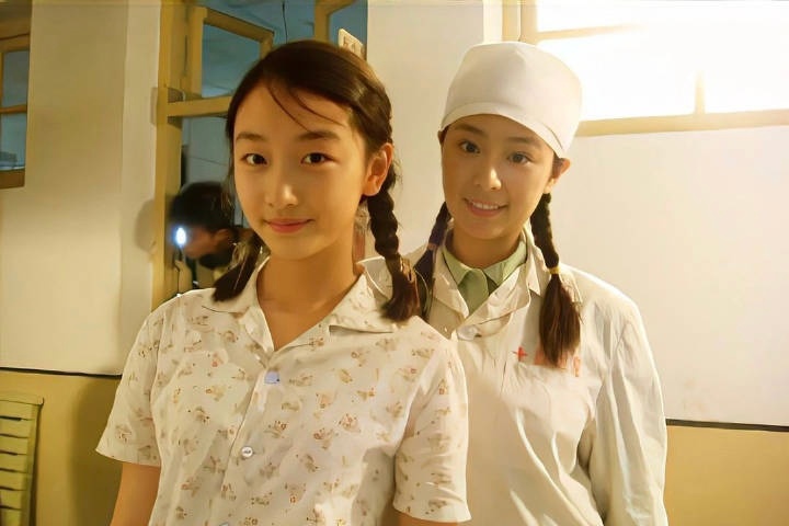 周冬雨近期穿灰色亮片套装,地素亮片西装周冬雨2020