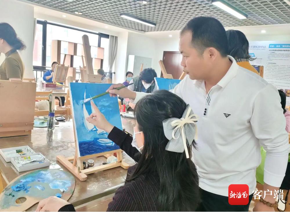 闯出精彩·自贸港的年轻人|海南青年画家云维英：用画笔绘就美好新海南