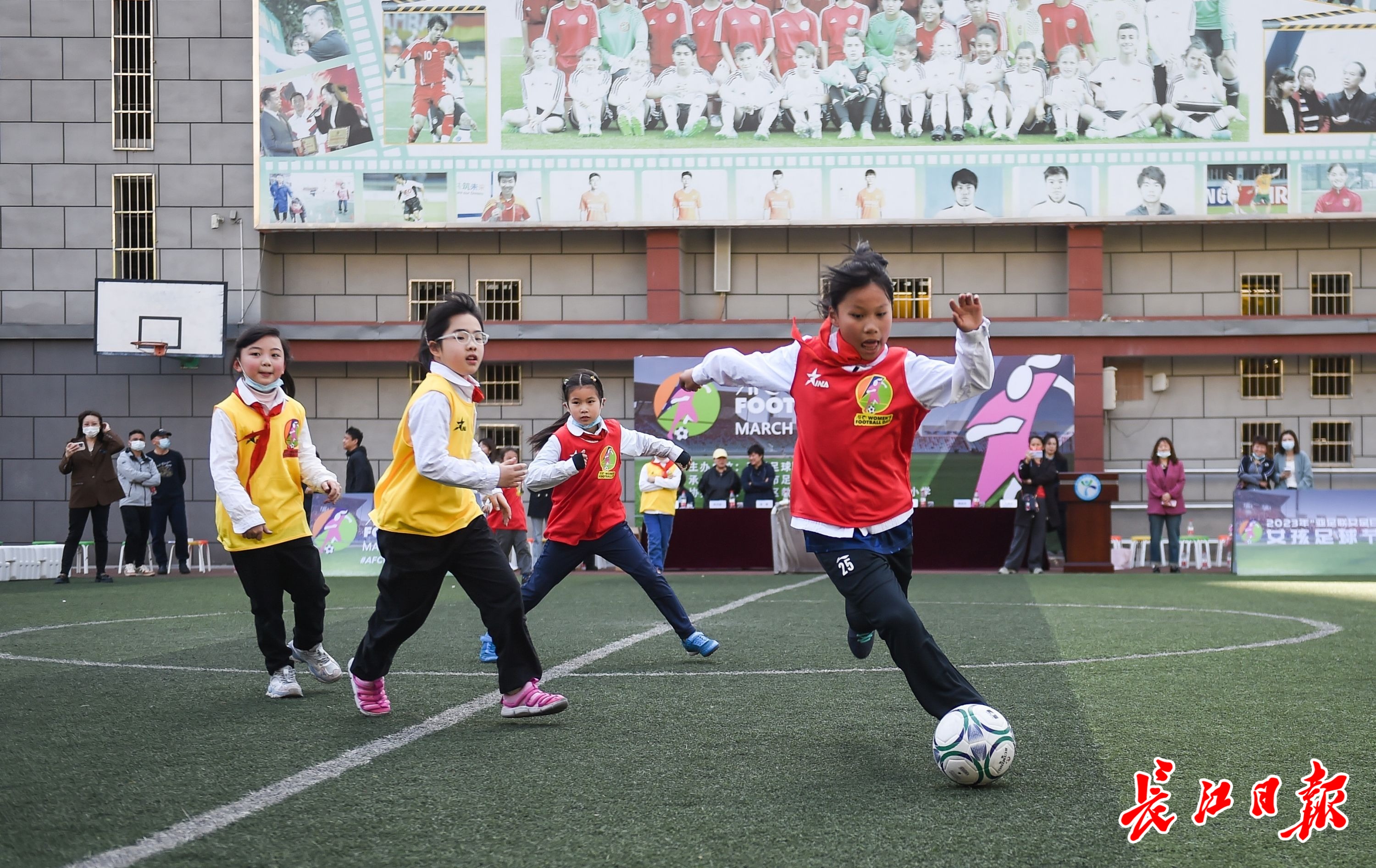 玩游戏比赛,玩足球游戏的女生