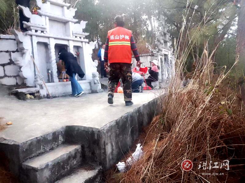 “把路口、巡山头、盯坟头”——冯官桥社区筑牢清明节森林防火防线