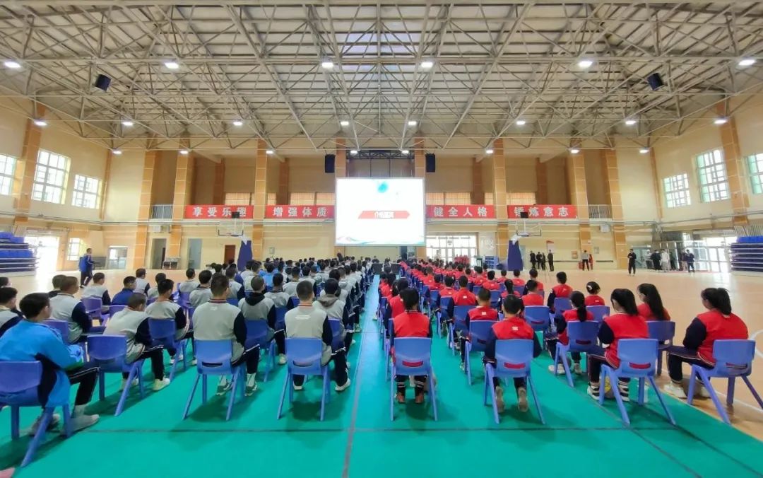 篮球明星到校园打球,篮球明星与足球明星见面