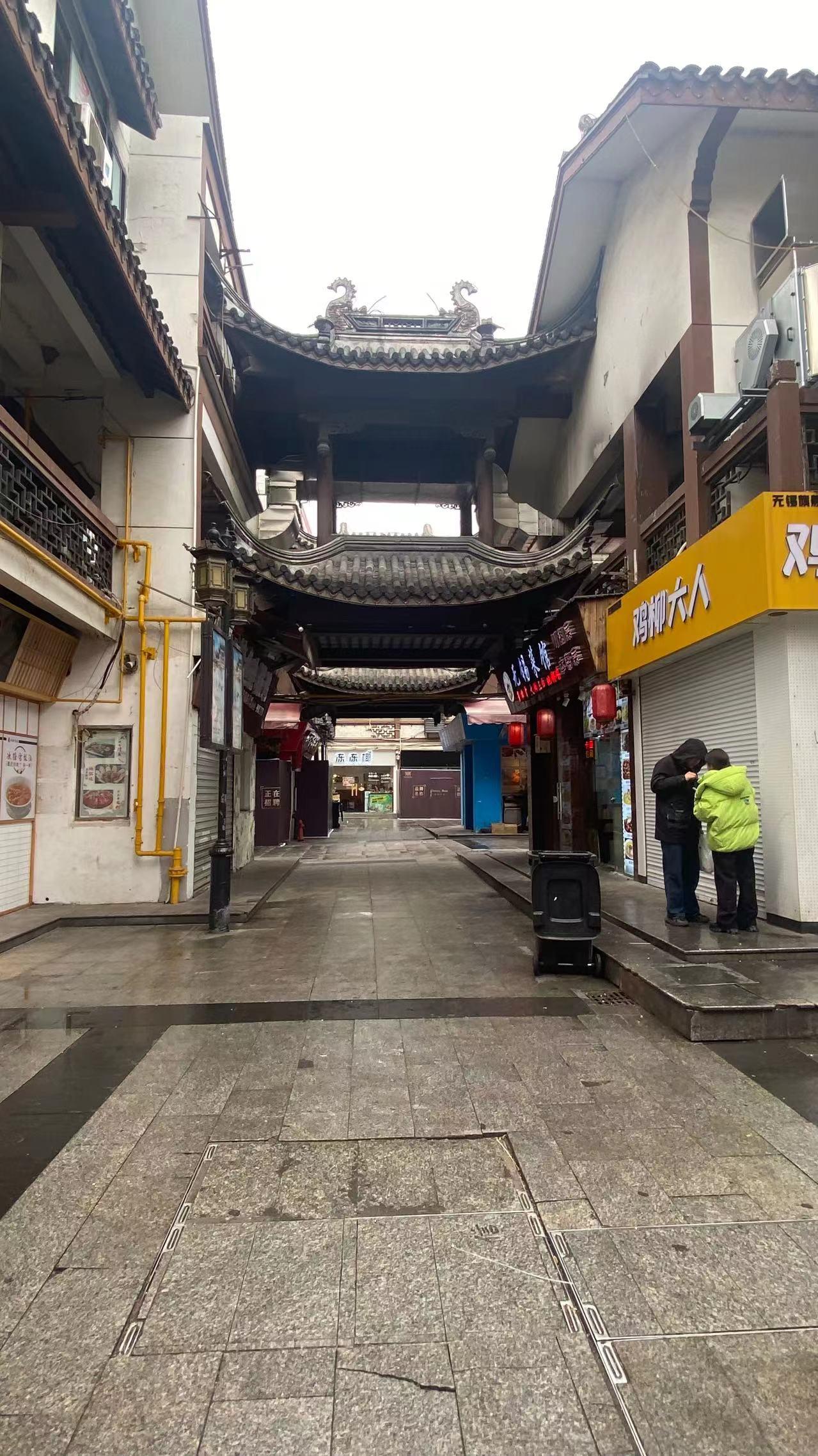 无锡正宗的特色小吃在哪里,无锡南门头上美食街