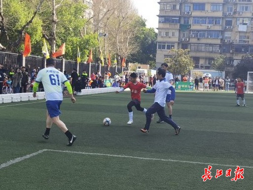 大人对阵小孩足球比赛,青少年足球比赛教练和裁判的对抗