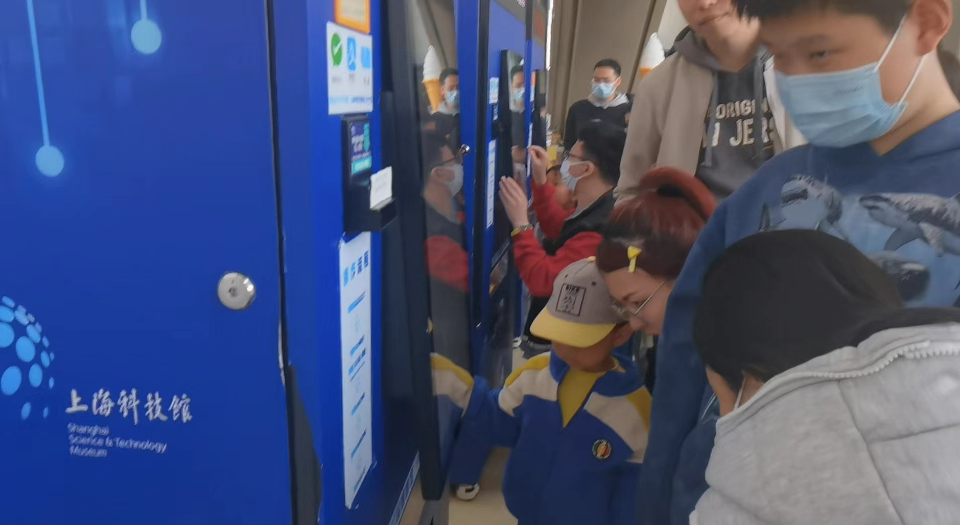 难说再见，周日超万人来和上海科技馆“告别”