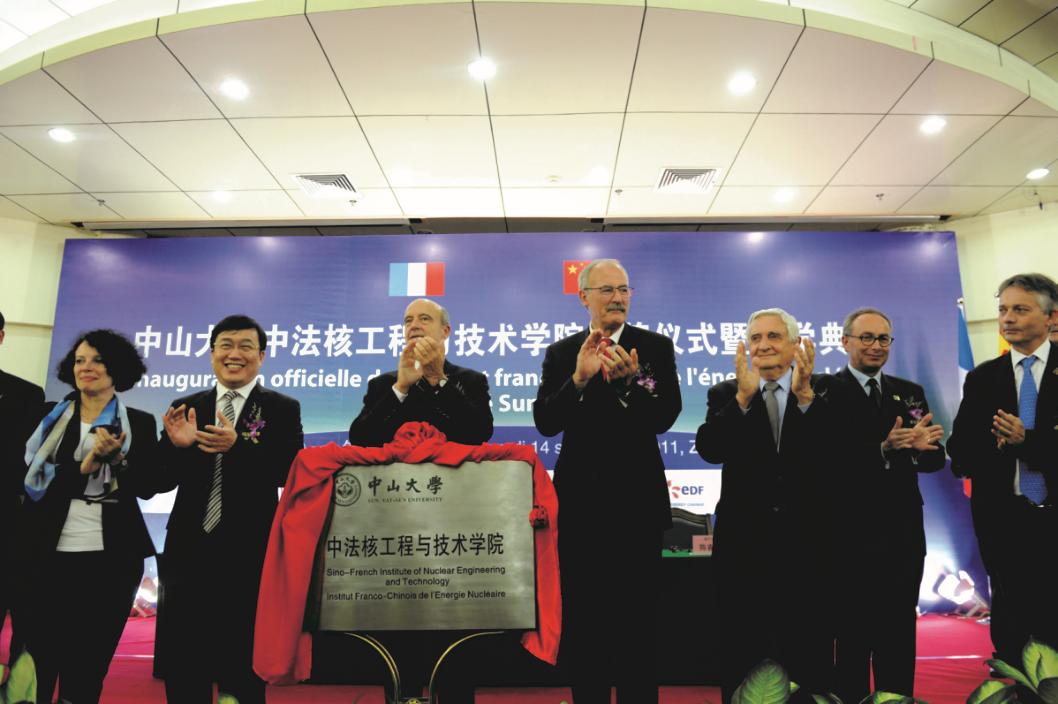 一艘货轮从天津出发到广州,一艘从广州开往大连的货轮