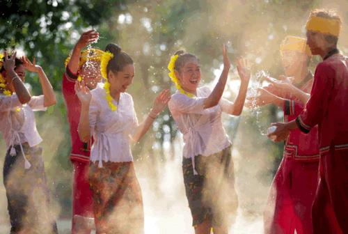 久违的一年一度泼水节,久违的泼水节