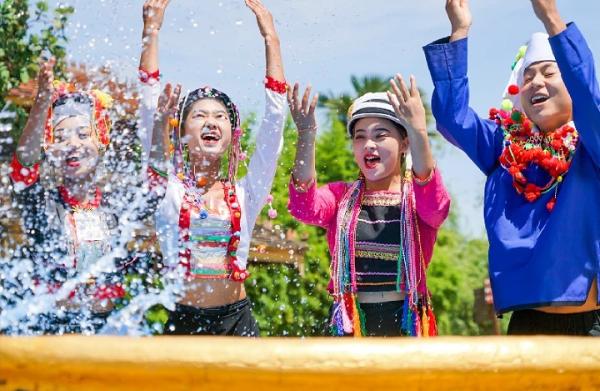 久违的一年一度泼水节,久违的泼水节