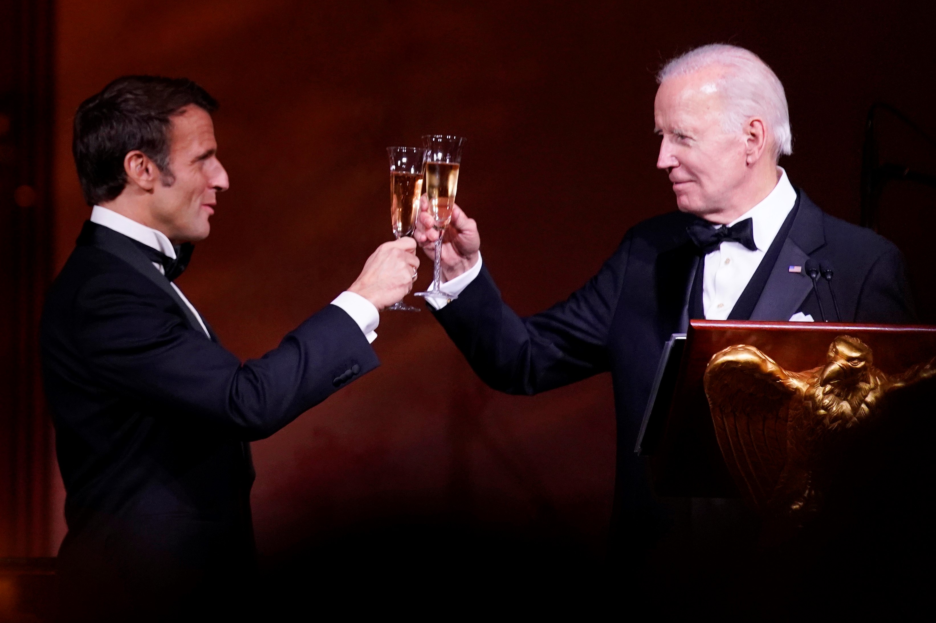 锐参考丨不怕美国人“放枪”，他为何如此“倔强”？