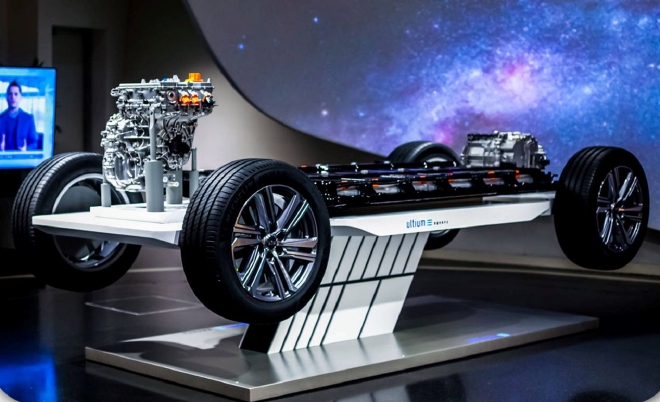 燃油车初次体验新能源车感受,燃油版混动版驾驶体验