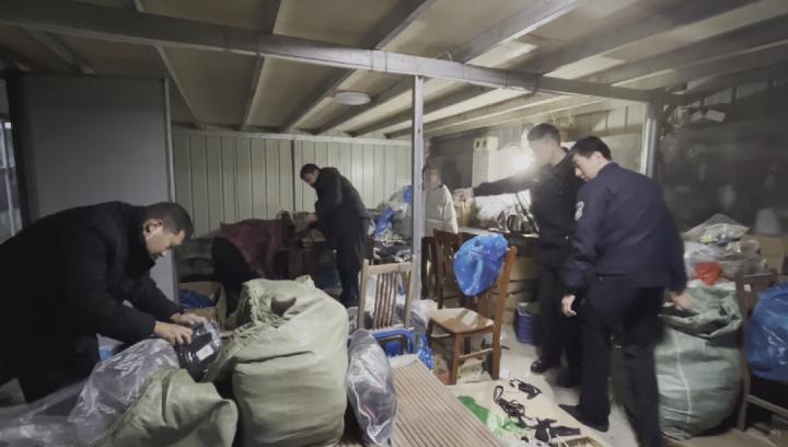 浙江查获假冒运动服,警方破获制假运动服饰案