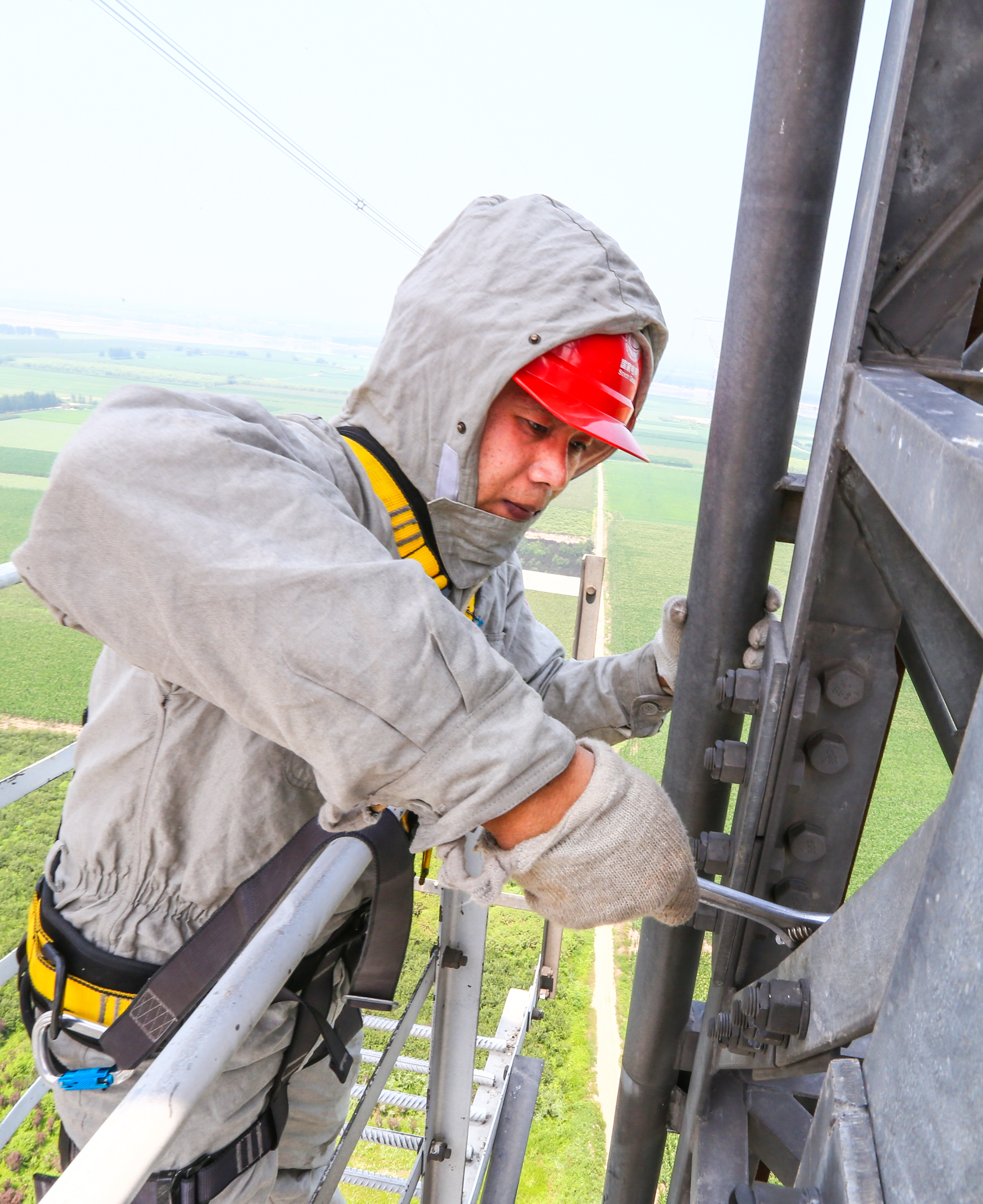 特高压线上的高空舞者,刀尖上的舞者高空