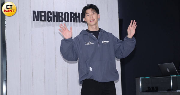 许光汉老街「十指紧扣日本女星」　近身聊天护花赶飞蛾…浪漫互动被直击