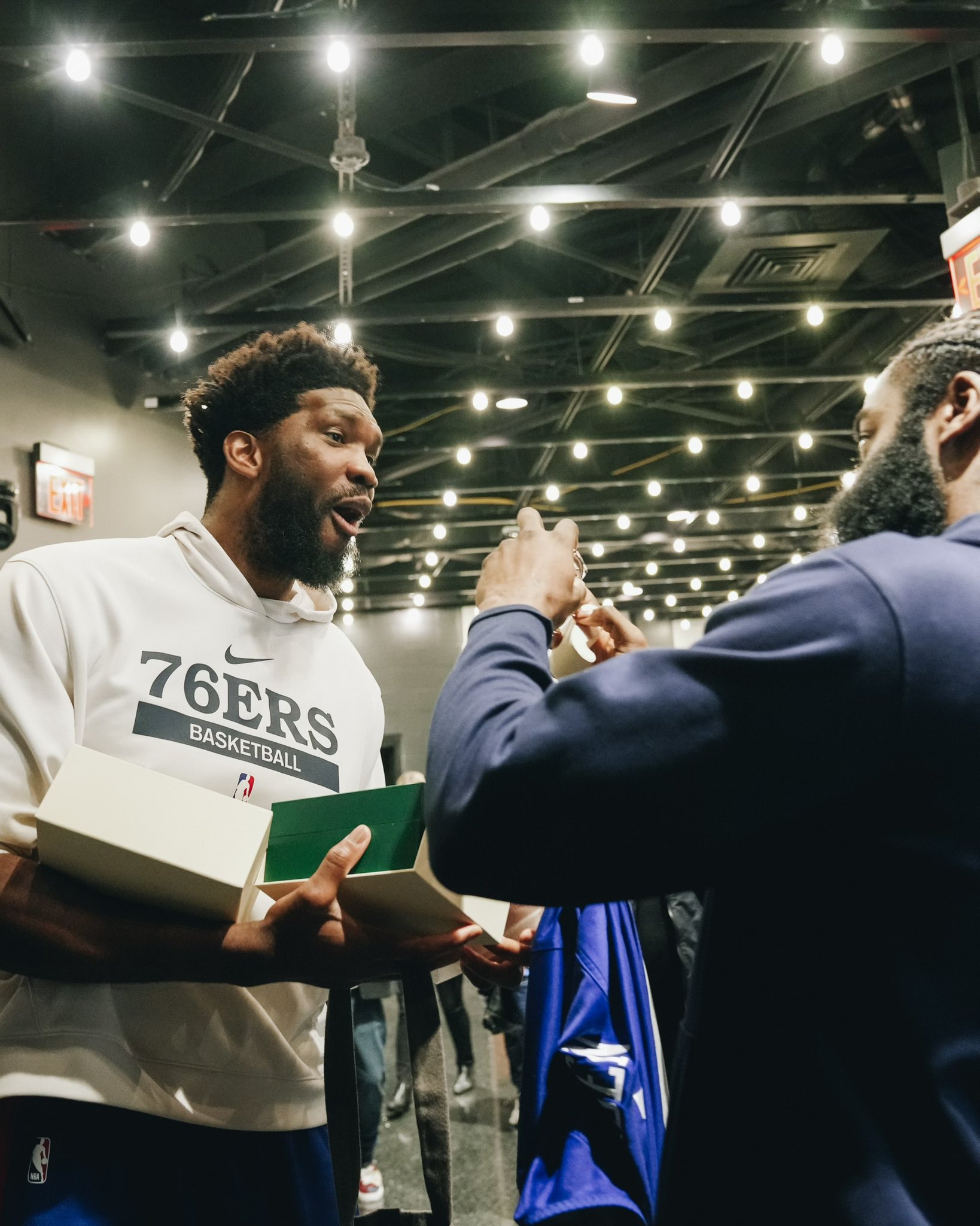 优质队友！盘点登哥那些年送出过的礼物：大金链一箱手机......