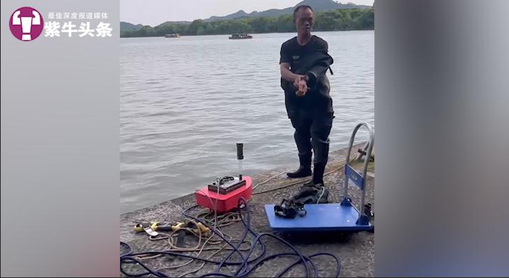 1500元在西湖打捞手机,杭州西湖打捞手机收费事件