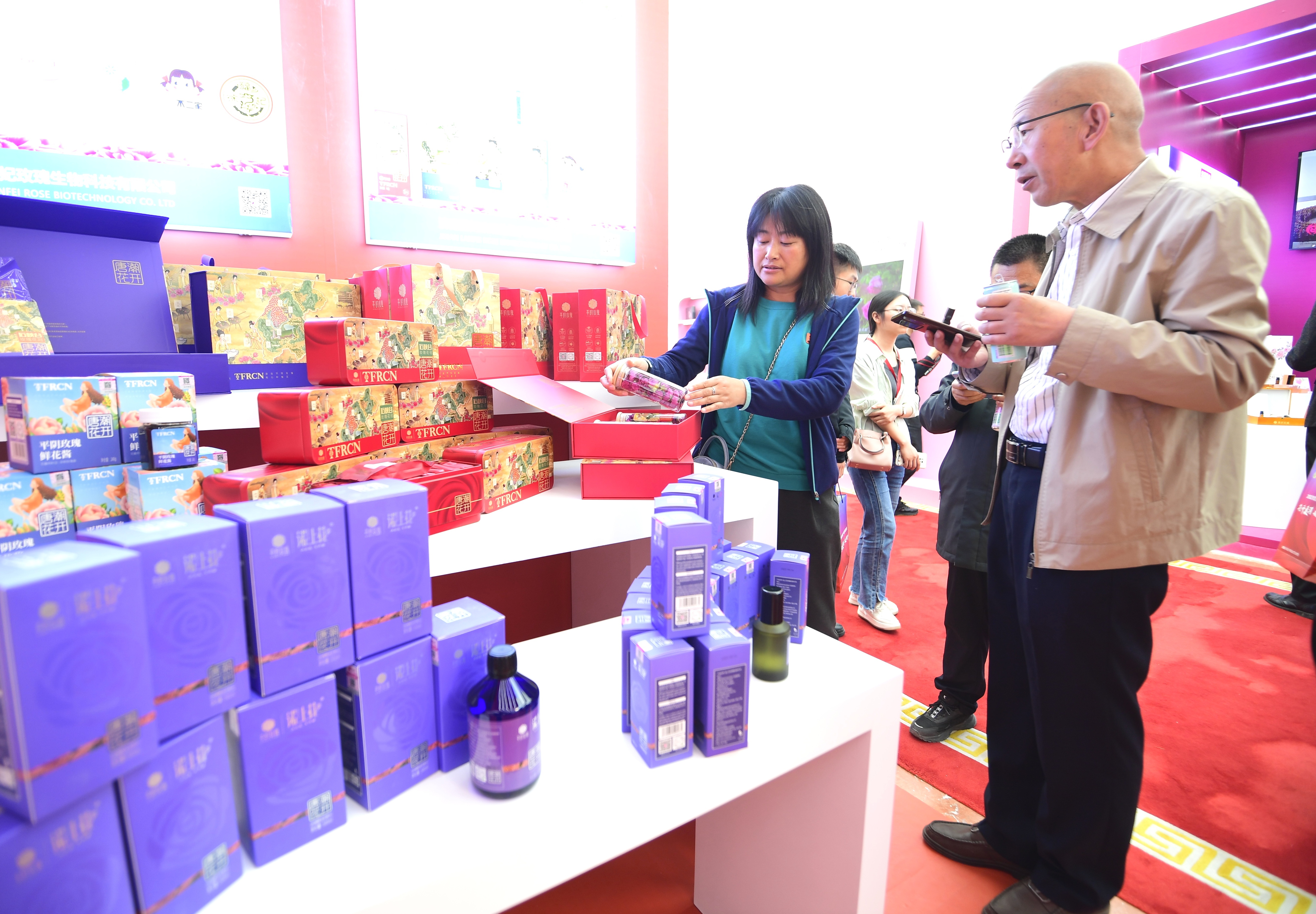 从种植历史到未来方向，展销长廊引人驻足——听“九朵玫瑰”讲故事