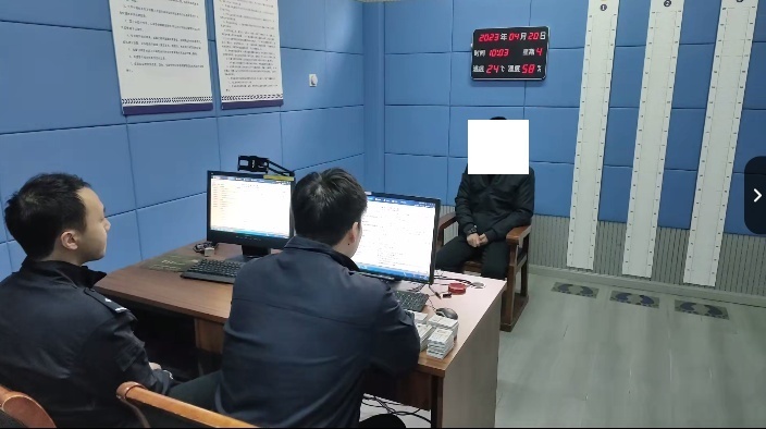 男子掏出1300张身份证都是真的,1000多张身份证