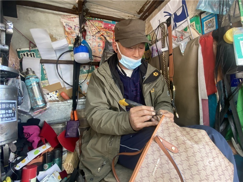 修修补补中重温“烟火气”!青岛市井街巷修补小店藏着“守艺”人