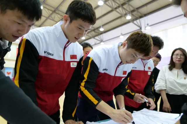 苏迪曼杯来了!世界冠军走进校园