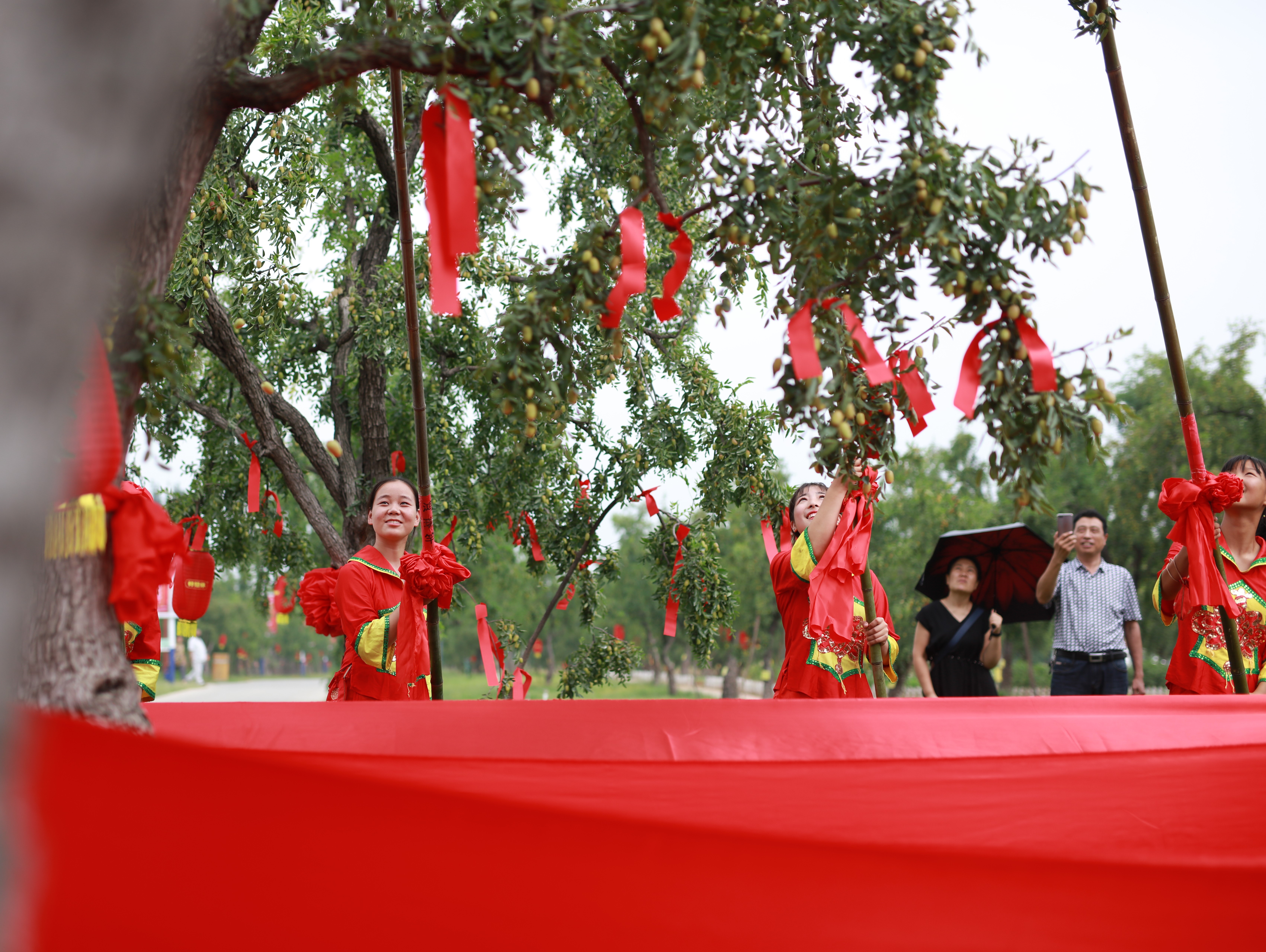缇庤鲍鍚嶅搧瀹ｄ紶,缇庤鲍鍚嶅搧鑸屽皷涓婄殑鏂瑰煄鍛抽亾