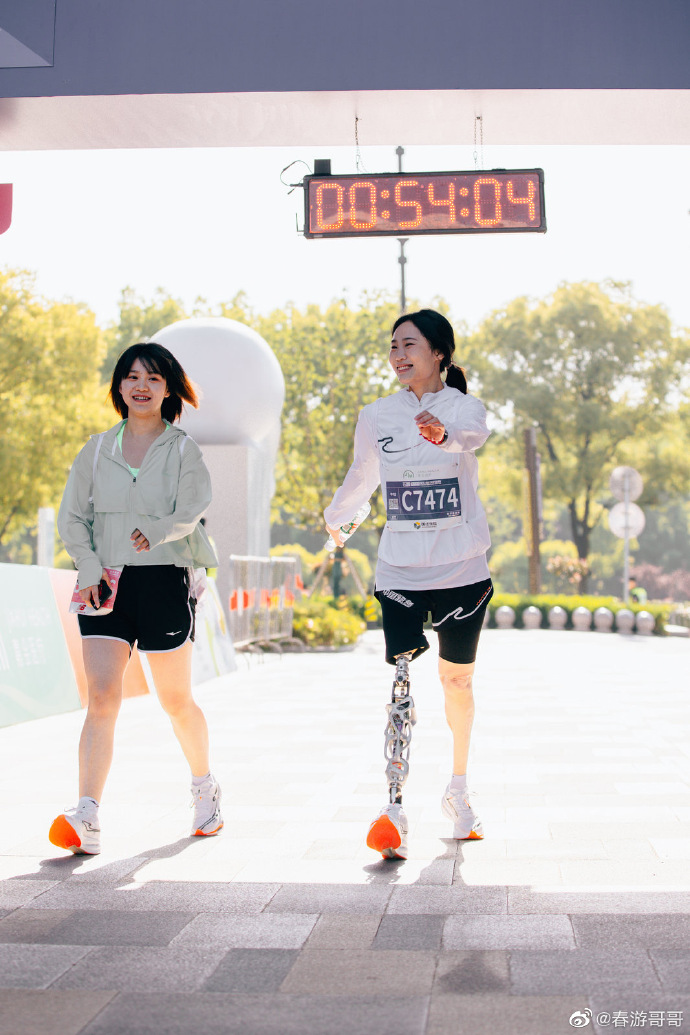 512汶川地震失去双腿的女孩,汶川地震中失去一条腿的女孩