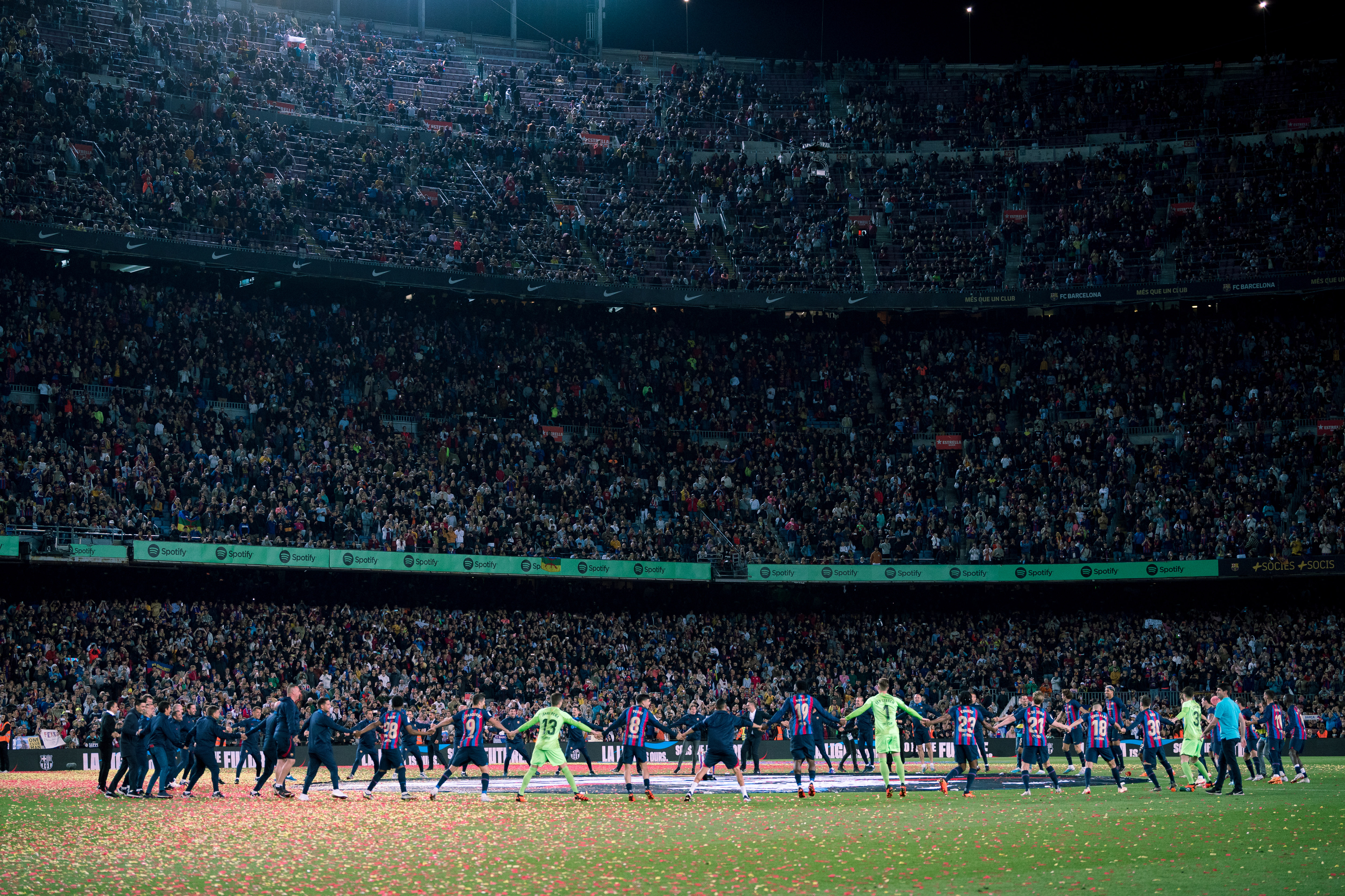 足球巴萨夺冠之旅,巴萨足球冠军庆祝场面