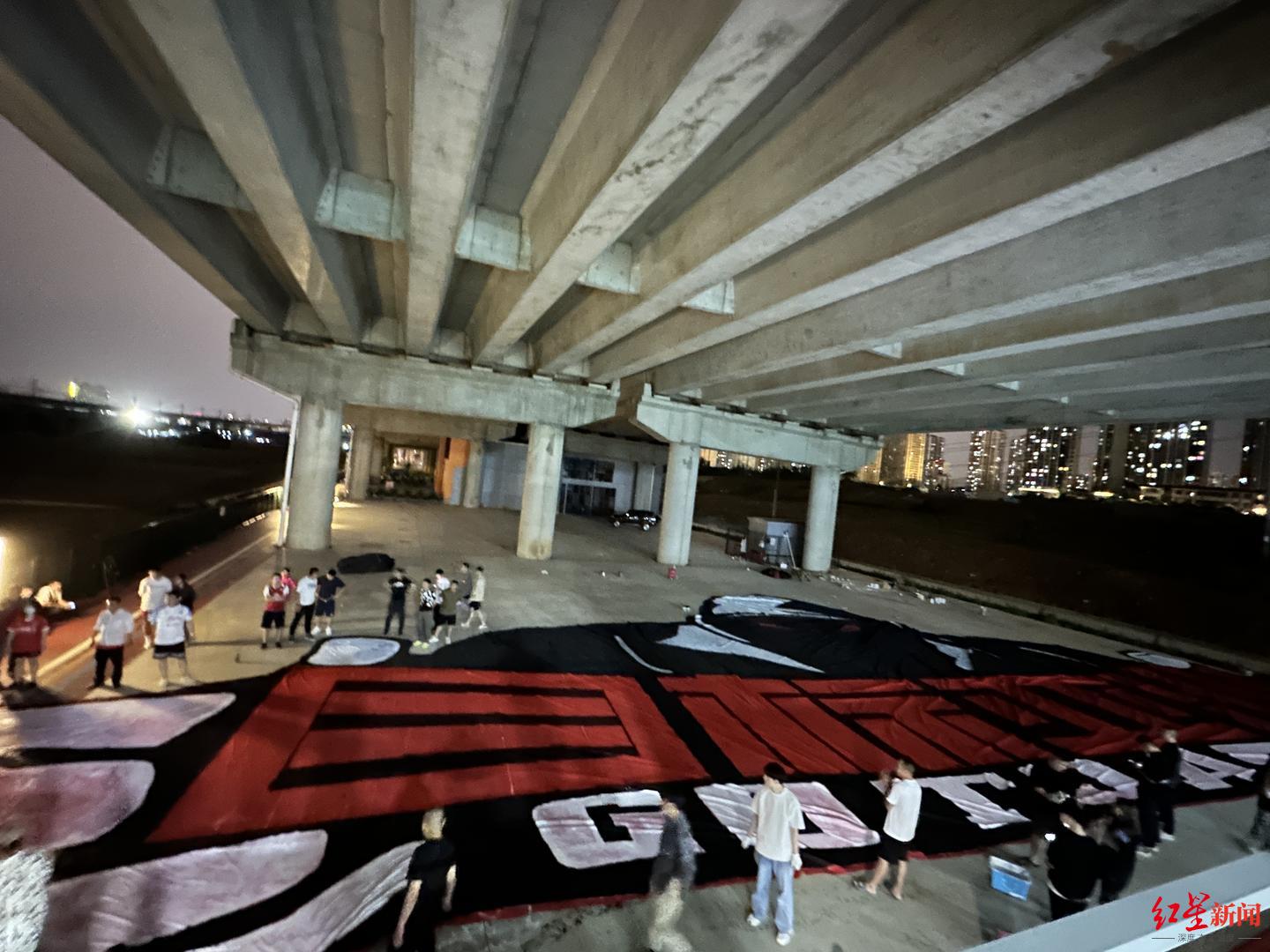 凤凰山tifo出场,中国队tifo凤凰山