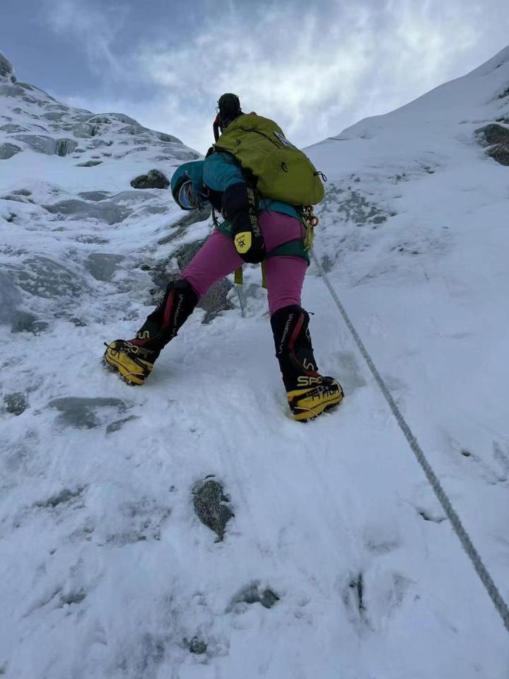 致敬勇敢的爬山女士,登顶珠峰的女将致敬勇者归来