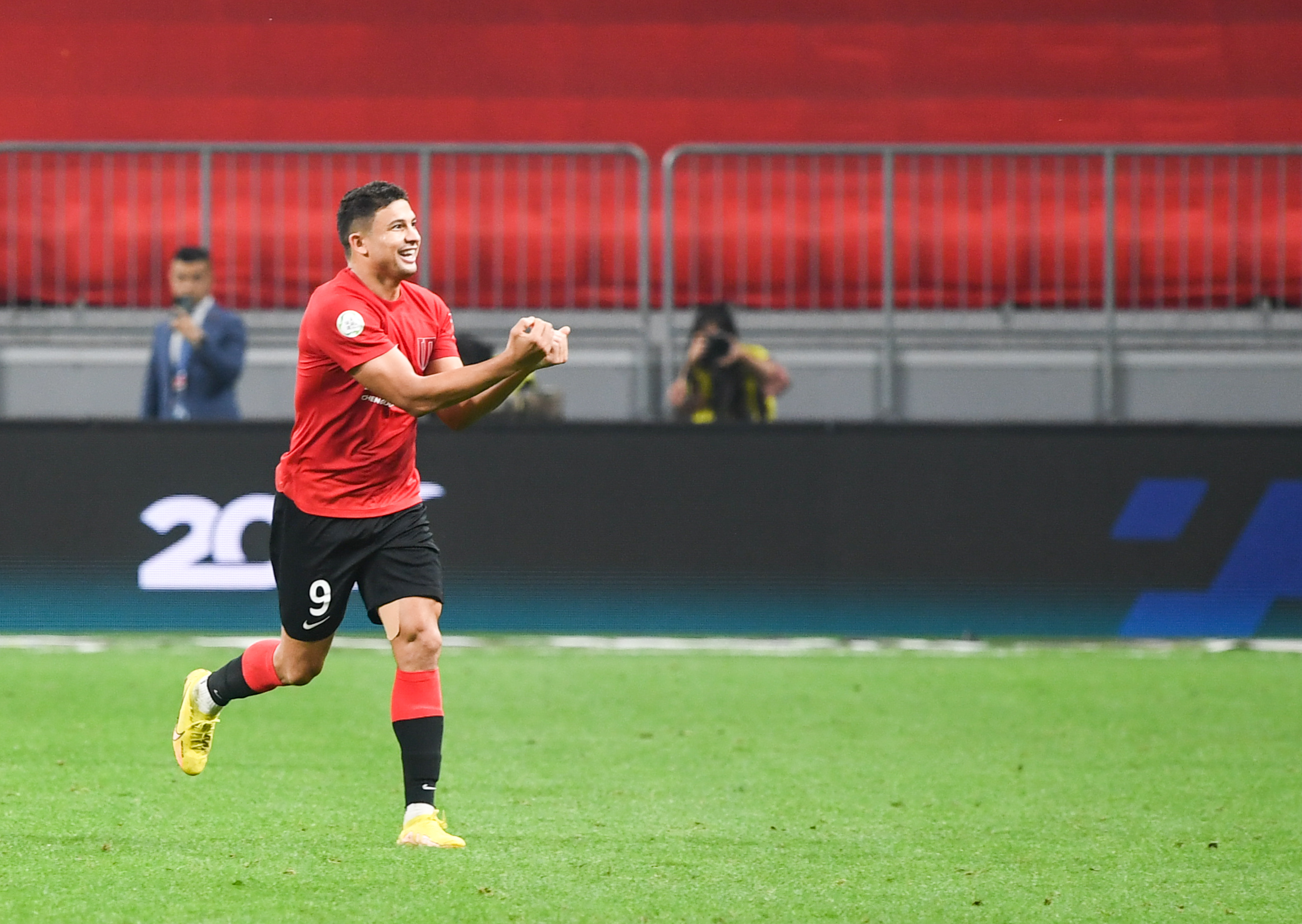 （体育）足球——中超：成都蓉城胜上海申花