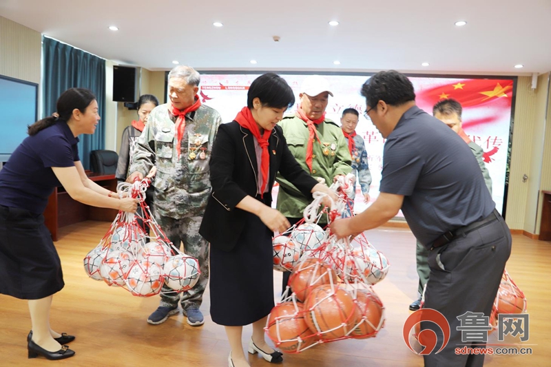 “红色教育润童心﹒革命薪火代代传”滕州军休所军休干部宣讲团进校园