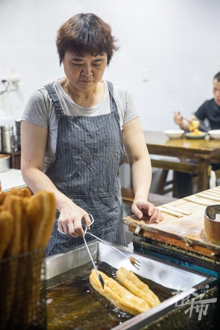 橙柿视觉丨杭州这家人均10元的烧饼油条店，凭什么能入选“米其林”？今早我们去探了探