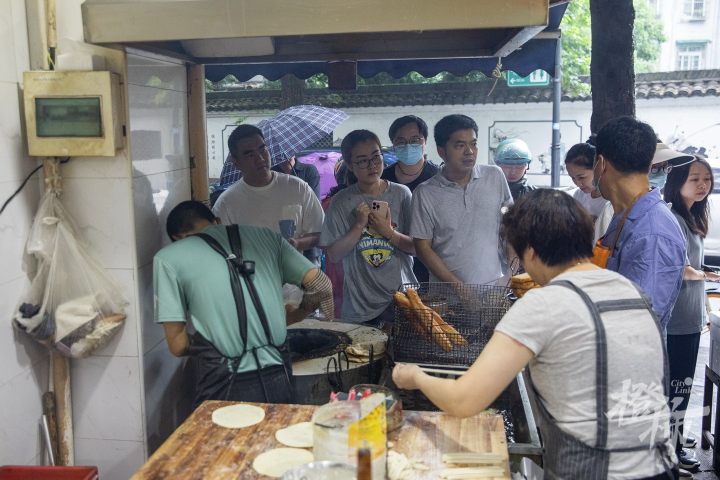 橙柿视觉丨杭州这家人均10元的烧饼油条店，凭什么能入选“米其林”？今早我们去探了探