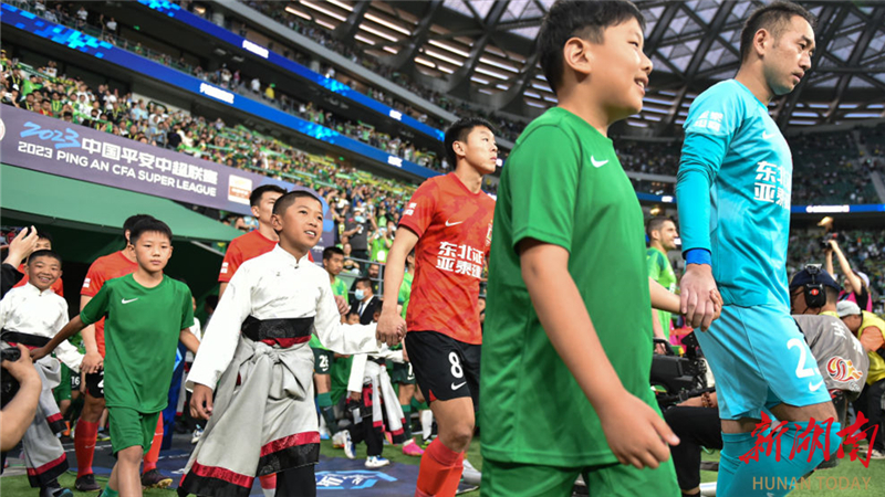 玉树足球少年圆梦工体,青海玉树足球少年