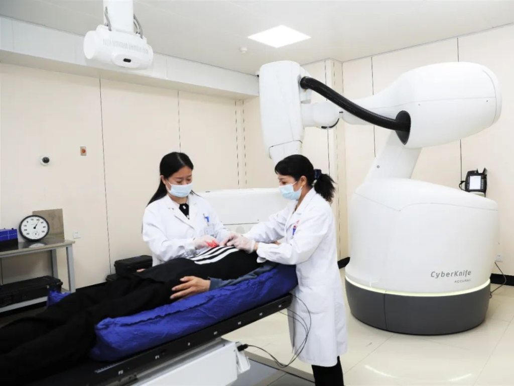 射波刀治疗脑干肿瘤的全过程,射波刀治疗肿瘤视频