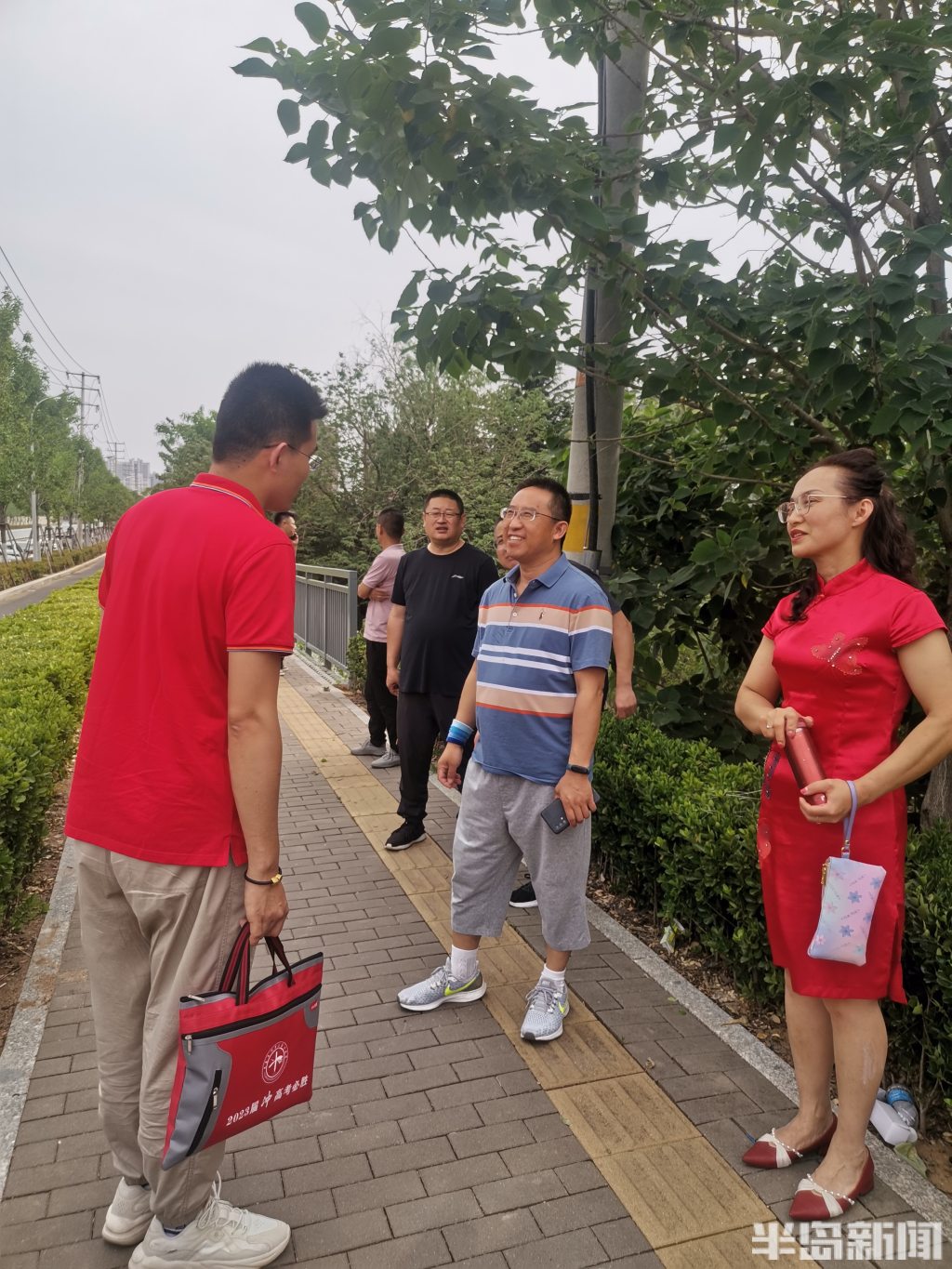 马面裙送考！记者深度还原即墨“宝藏老师”：经常带来“小惊喜”，喜欢用心调动学生积极性