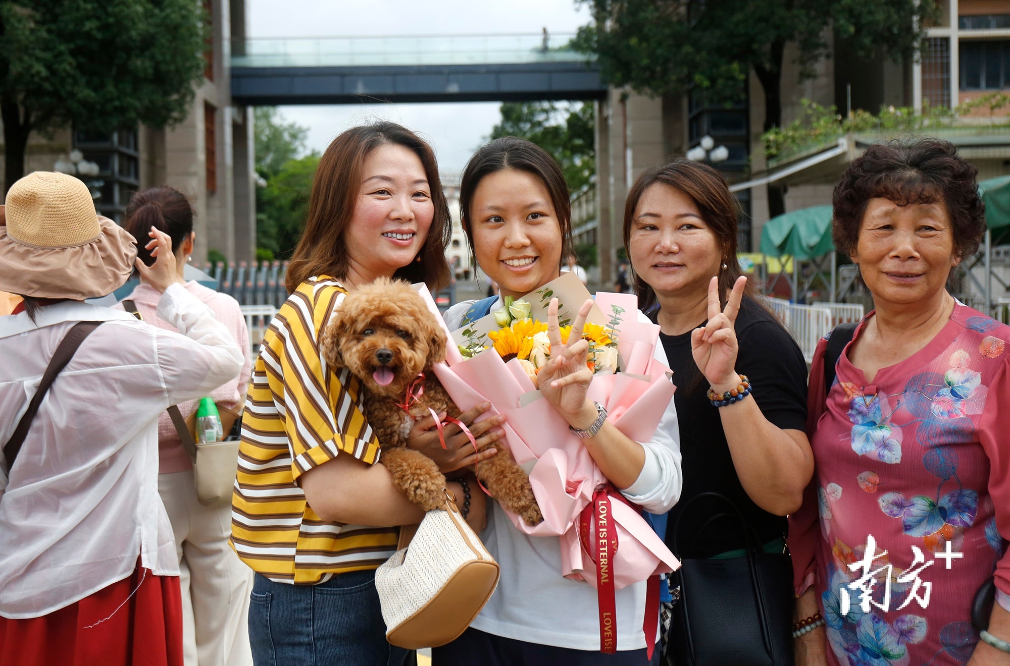 “零食花束”迎考生！多图看中山一中校门感人瞬间
