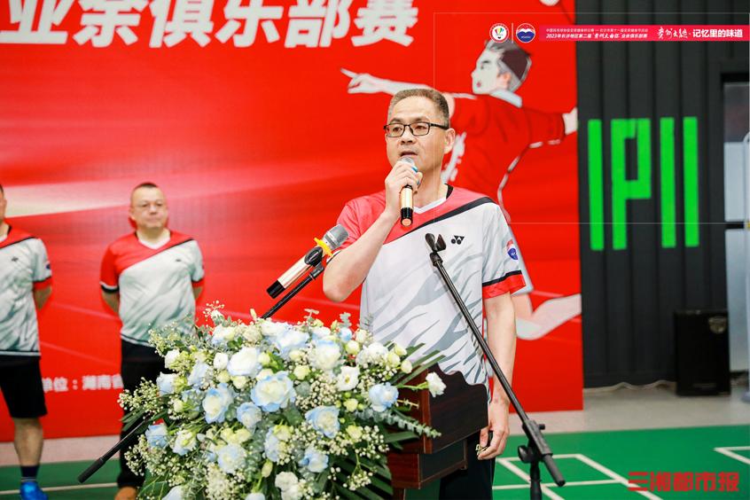 长沙羽毛球业余怎么参加比赛,羽毛球场爱好者看男双比赛