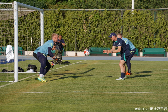 阿根廷全队训练梅西单独热身,曝梅西缺席阿根廷队训练视频