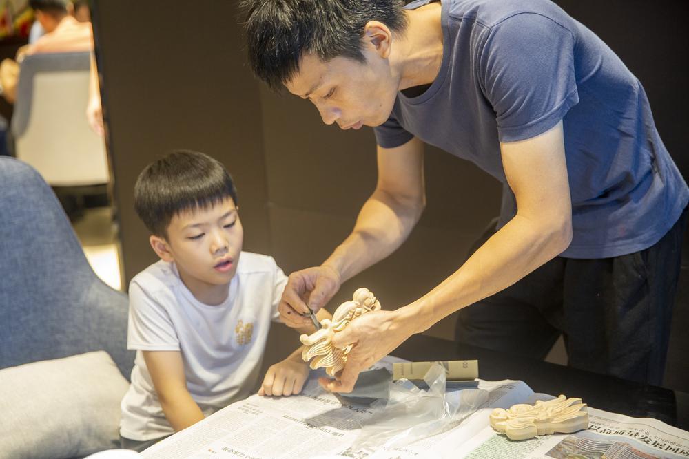 龙舟张伟潮,张伟潮龙头雕刻