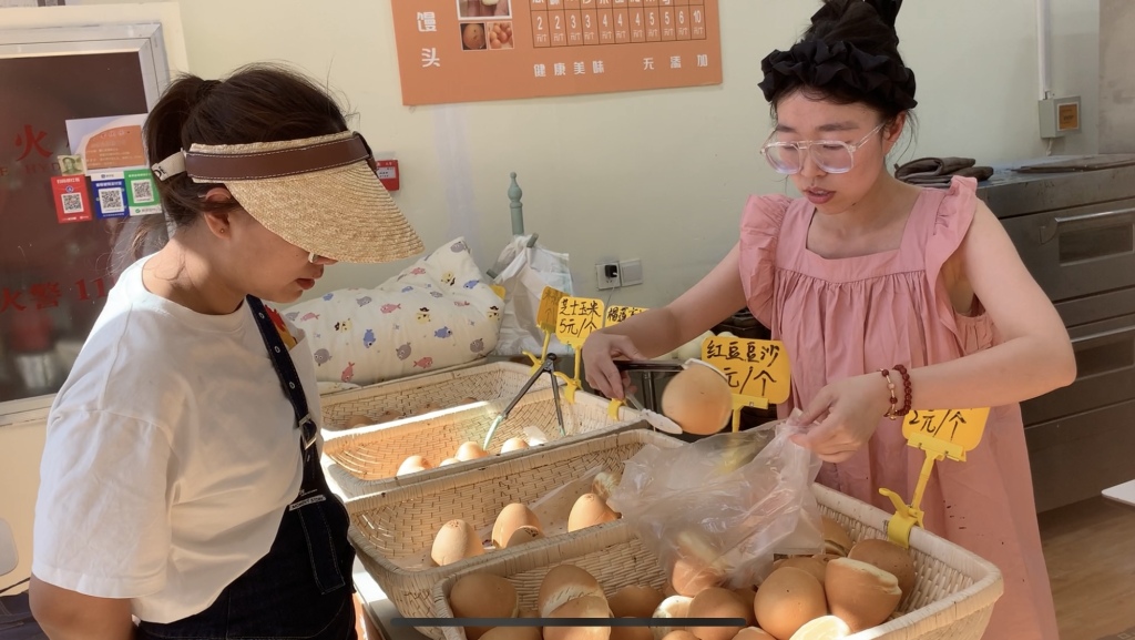 每扛1袋面，能省1块钱！网红小情侣掘金馒头店，两月赚十万，秘诀在这里